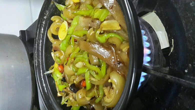 煲仔饭,如图