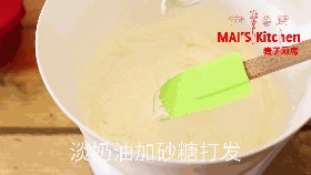 情人节|甜蜜心形小蛋糕,将<a style='color:red;display:inline-block;' href='/shicai/ 4957'>鲜奶油</a>(稀奶油)加入白砂糖打发,装入裱花袋中;小蛋糕晾凉后,挤上打发的奶油,撒上糖珠进行装饰即可。
