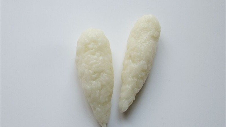 米菲兔杯子趣味餐,再取少许米饭用保鲜膜包起来揉成条做耳朵