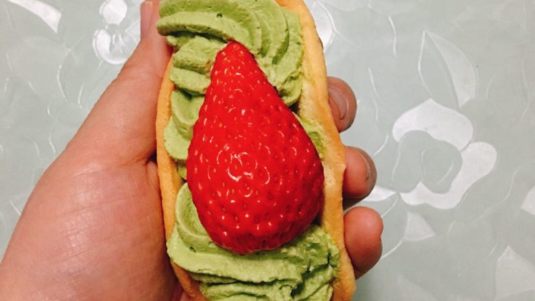 韩国Le bread lab 大红的草莓蛋糕卷,成品美美哒,最好稍放一放让各种食材充分融合一下再食用口感更佳~