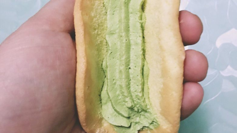 韩国Le bread lab 大红的草莓蛋糕卷,打发好的淡奶油放入裱花袋,花嘴用的是8齿大号的,拿起一个面饼凹成u形,挤一条淡奶油,放上切好的<a style='color:red;display:inline-block;' href='/shicai/ 592'>草莓</a>