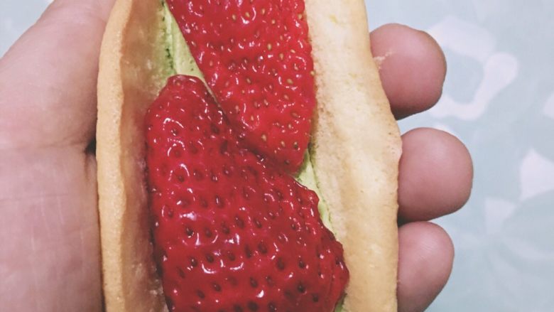 韩国Le bread lab 大红的草莓蛋糕卷,再草莓上以z字形挤满奶油,再放上草莓即可
