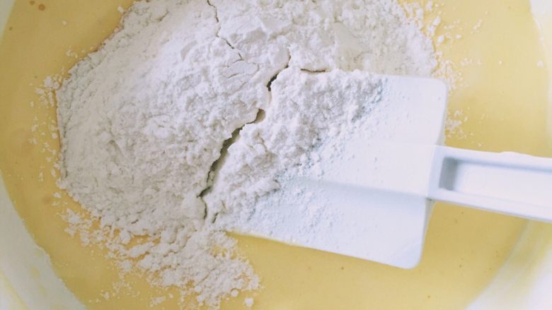 韩国Le bread lab 大红的草莓蛋糕卷,加入面粉,搅拌均匀
