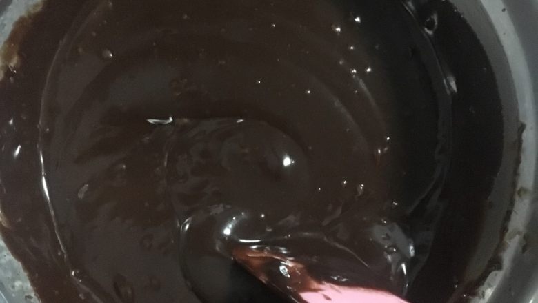 生巧克力,几分钟后搅动,成为细腻光滑的巧克力糊