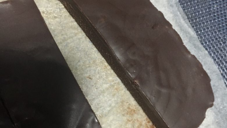 生巧克力,轻巧地切下去,就很光滑平整的刀口了,分割成合适的大小