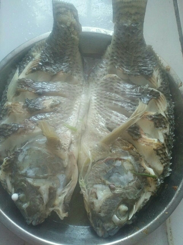 清蒸福寿鱼,把鱼身上的旧葱去掉,不要了,汁也倒掉