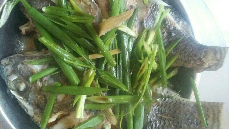 清蒸福寿鱼,换上新鲜的葱,淋点蚝油,酱油,