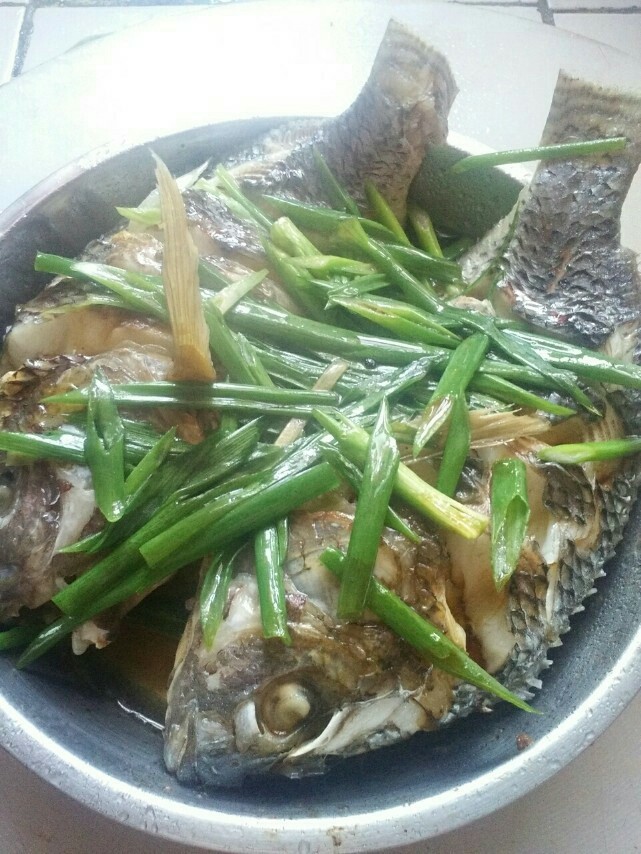 清蒸福寿鱼,用锅热好香油,趁热淋在鱼上,可以吃了