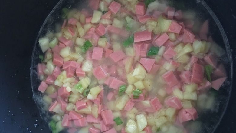 香肠土豆焖饭,把炒好的土豆香肠倒入电饭煲里