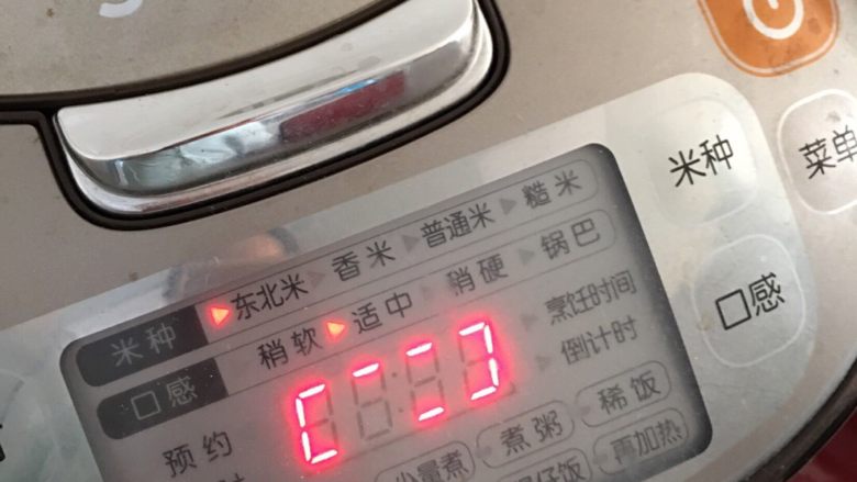 香肠土豆焖饭,接通电源,标准煮饭就可以