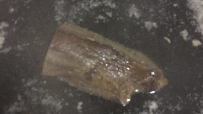 腊肉豌豆炒饭,<a style='color:red;display:inline-block;' href='/shicai/ 436'>腊肉</a>加水煮熟,捞起切丁