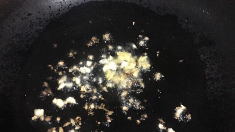 腊肉豌豆炒饭,倒油,加姜,蒜