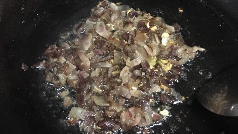 腊肉豌豆炒饭,再把切好丁的腊肉倒下去,把油炒出