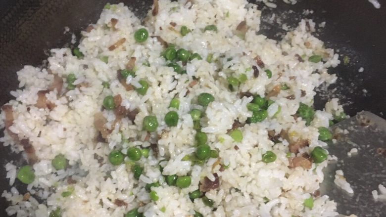 腊肉豌豆炒饭,然后加入米饭炒均匀,加适量的盐
