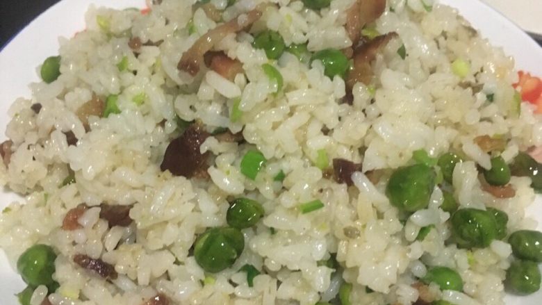 腊肉豌豆炒饭,炒均匀后就起盘,完美收工