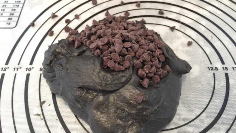黑可可热狗包,放入耐烤巧克力豆,揉匀