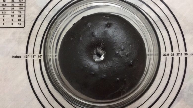黑可可热狗包,当面团膨胀到原来体积的2-2.5倍大时,用手指蘸一些干面粉,在面团上戳一个洞,没有回缩,不塌陷,就是醒发好了。
