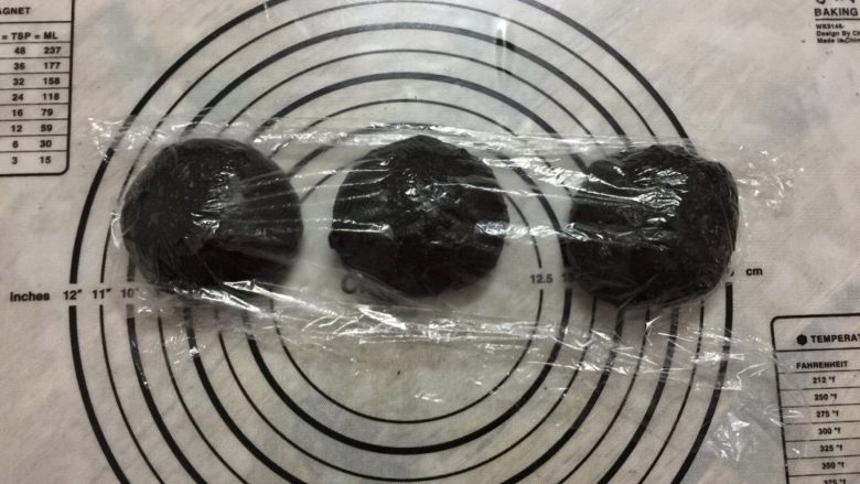 黑可可热狗包,把发好的面团轻拍排气,平均分割成3个面团,分别揉圆,盖保鲜膜松弛15分钟。