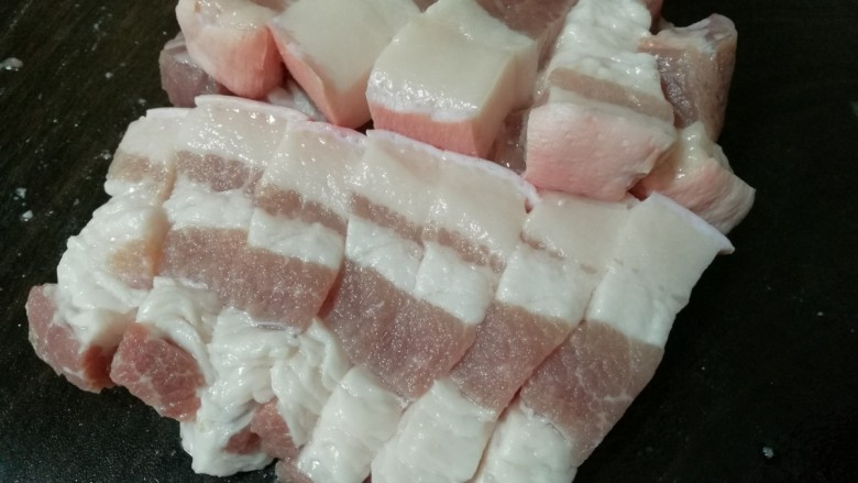 粉蒸五花肉肉,将猪五花肉切块。