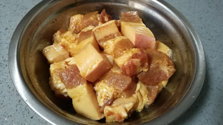 粉蒸五花肉肉,将切块猪五花肉装盆，加盐、生抽，用手抓拌勻，腌制30分钟以上。