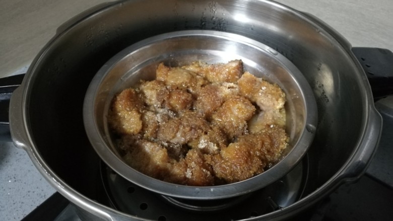粉蒸五花肉肉,将装盆猪五花肉放入高压锅，从出汽起，蒸20分钟。