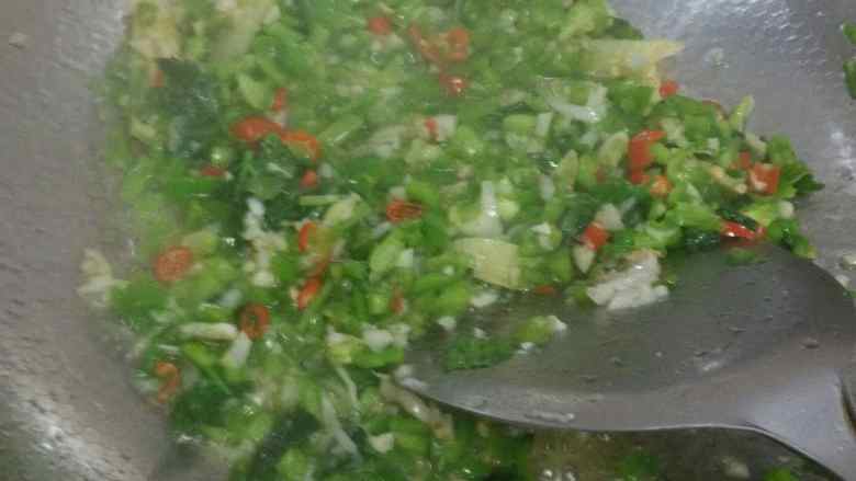 肉末日本豆腐,锅放油,尖椒碎葱姜蒜碎下锅爆香。