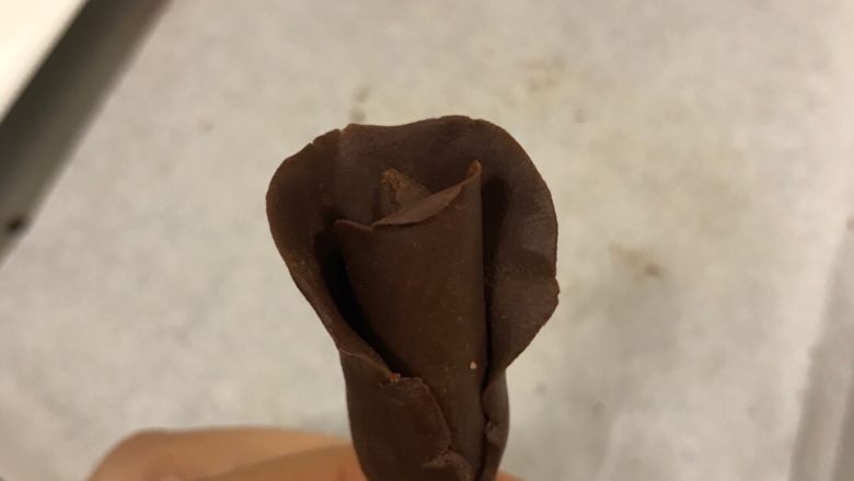 手工巧克力玫瑰花,可以压出好多花片,依次贴上。