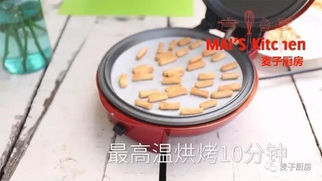 当手指饼遇到巧克力就变成蘑菇力,小红锅装上平盘中高温预热完成后,放入切好的饼干胚,盖上上盖,最高温烘烤10分钟(垫用二张烘焙油纸,中间翻面)。