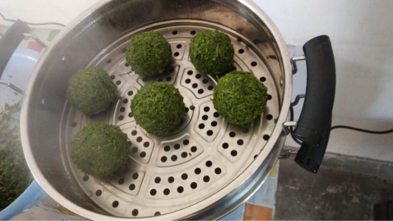 野菜疙瘩,将混合好的野菜渣使劲揉搓成一个一个的球形疙瘩，稍微使点劲儿，并放置于热水锅中。蒸个大概20分钟左右，就可出锅啦