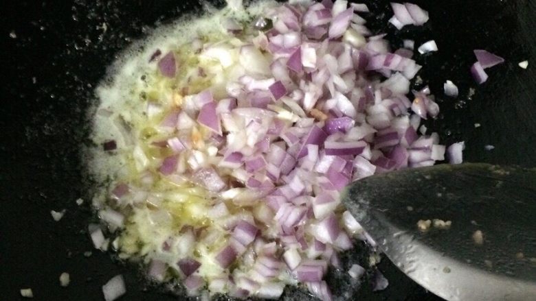 肉末意大利粉,蒜、洋葱倒进锅炒至出味