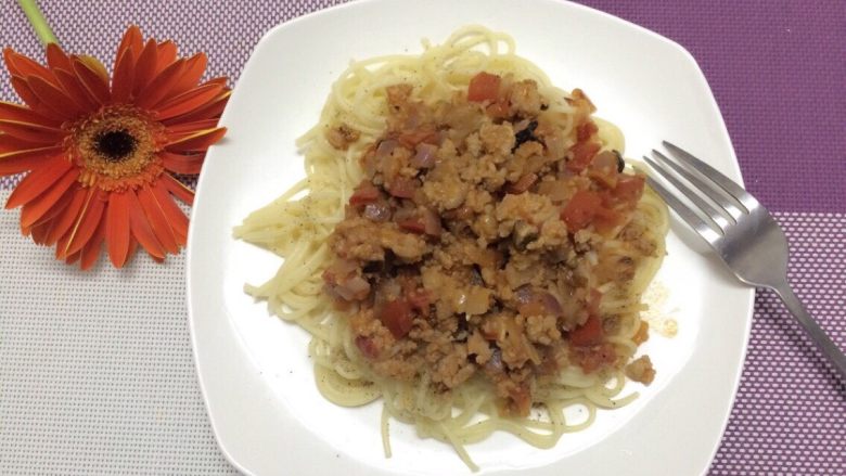 肉末意大利粉,把粉装进碟,再去锅把肉馅放表面就OK了