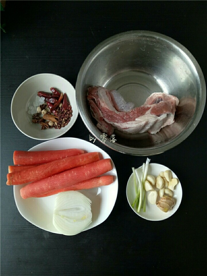 红烧牛腩,备好食材及调料:<a style='color:red;display:inline-block;' href='/shicai/ 38644'>牛腩肉</a>,<a style='color:red;display:inline-block;' href='/shicai/ 25'>胡萝卜</a>,<a style='color:red;display:inline-block;' href='/shicai/ 29'>洋葱</a>,<a style='color:red;display:inline-block;' href='/shicai/ 2802'>老姜</a>,<a style='color:red;display:inline-block;' href='/shicai/ 2794'>大蒜</a>,<a style='color:red;display:inline-block;' href='/shicai/ 157'>小葱</a>,<a style='color:red;display:inline-block;' href='/shicai/ 86474'>干辣椒</a>,<a style='color:red;display:inline-block;' href='/shicai/ 700'>花椒</a>,<a style='color:red;display:inline-block;' href='/shicai/ 695'>八角</a>,三萘,白蔻,<a style='color:red;display:inline-block;' href='/shicai/ 710'>桂皮</a>,<a style='color:red;display:inline-block;' href='/shicai/ 741'>香叶</a>,<a style='color:red;display:inline-block;' href='/shicai/ 3749'>小茴香</a>,<a style='color:red;display:inline-block;' href='/shicai/ 866'>冰糖</a>。<a style='color:red;display:inline-block;' href='/shicai/ 25'>胡萝卜</a>削皮洗净,<a style='color:red;display:inline-block;' href='/shicai/ 29'>洋葱</a>,<a style='color:red;display:inline-block;' href='/shicai/ 2802'>老姜</a>,<a style='color:red;display:inline-block;' href='/shicai/ 2794'>大蒜</a>,<a style='color:red;display:inline-block;' href='/shicai/ 157'>小葱</a>洗净。<a style='color:red;display:inline-block;' href='/shicai/ 157'>小葱</a>只取葱白部分,少许葱绿可留作最后出锅后点缀。