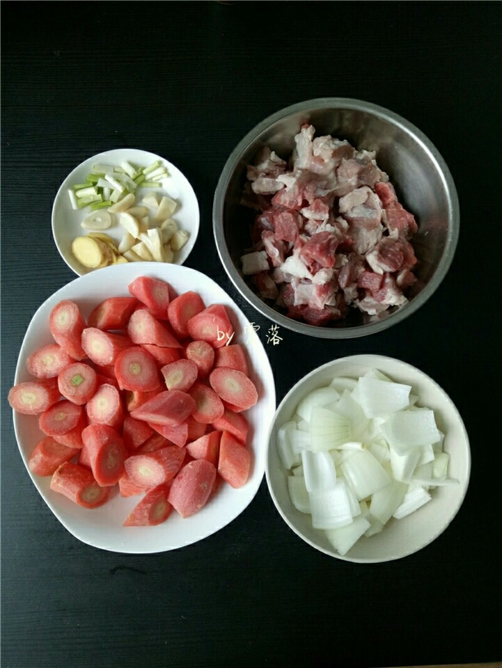 红烧牛腩,牛腩肉再次洗净,切成麻将块大小。胡萝卜切滚刀块。洋葱切块。老姜切片,大蒜对半切开,葱白切断。
