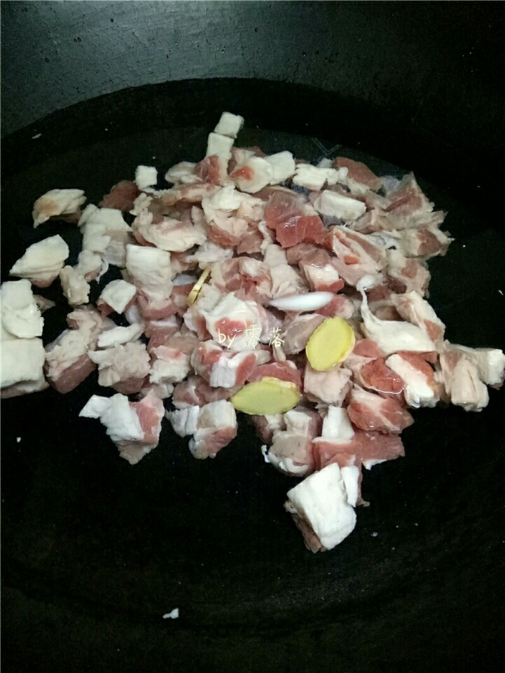 红烧牛腩,锅里倒入适量清水,放入牛腩肉,3片姜,2颗葱白段,适量<a style='color:red;display:inline-block;' href='/shicai/ 718'>料酒</a>,大火烧开。