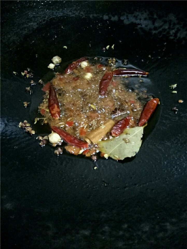 红烧牛腩,放入干辣椒,花椒,八角,三萘,白蔻,桂皮,香叶,小茴香,冰糖,姜片,蒜瓣,葱段翻炒出香味。