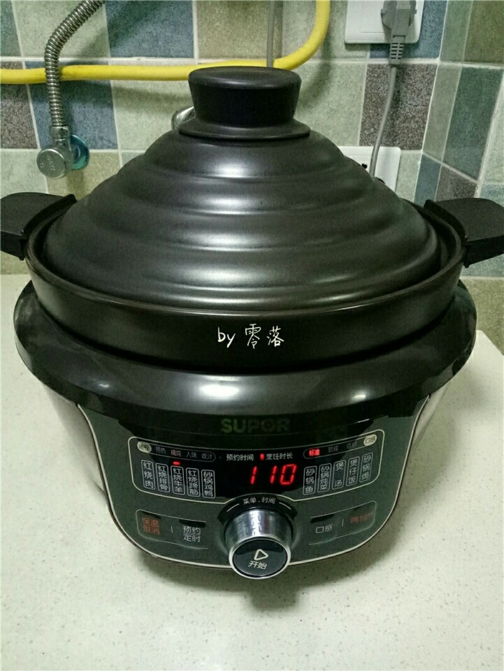 红烧牛腩,接通电源,选择“红烧牛羊”程序。口感选“标准”即可。