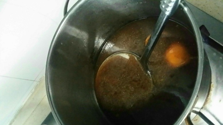 麻辣牛肉丝,做卤水——桂皮,八角等大料,油稍微炒炒,加盐,生抽,花椒,干红椒等,加水,水开后,用小火熬二十分钟,卤水即成。用这个卤水可以卤所有想卤的东西,荤素均可。