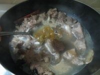可乐酸梅排骨 ,撇去浮沫;