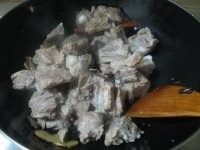 可乐酸梅排骨 ,炒出香味后放入大料、桂皮翻炒片刻;