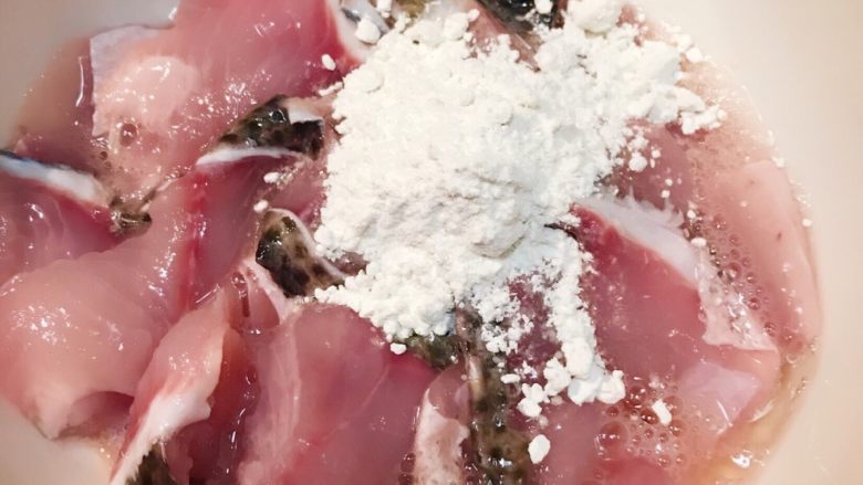 酸菜鱼,锅中倒入清水,然后煮沸,此时进行鱼片的处理,先将一个<a style='color:red;display:inline-block;' href='/shicai/ 9'>鸡蛋</a>的蛋清放入洗净的鱼片中,进行抓揉,然后再将调料包中的腌料放入鱼片中,放少量盐(少放点,不放也行,腌料中有盐的),进行抓揉