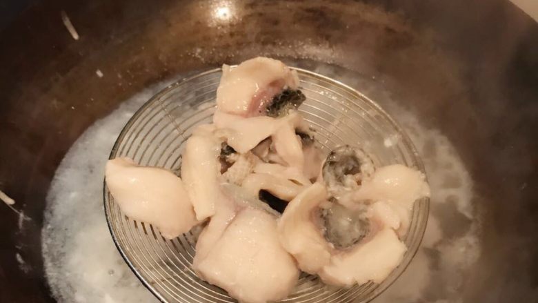 酸菜鱼,用漏勺将鱼片捞出放在之前煮好的酸菜鱼汤底的最上一层,均匀铺开