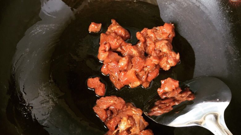 豆角炒肉拌面(新疆拌面),热锅放油 先把肉给爆香炒一下 肉变色就可以出锅备用………