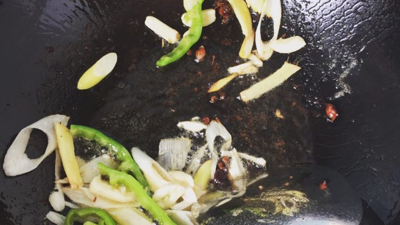 豆角炒肉拌面(新疆拌面),然后放入葱姜蒜爆香………