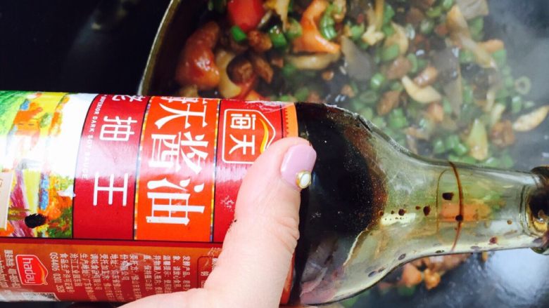 豆角炒肉拌面(新疆拌面),少许酱油 腌制肉的时候已经加过酱油 这时如果觉得不够可以再放一点 如果不想放也可以………