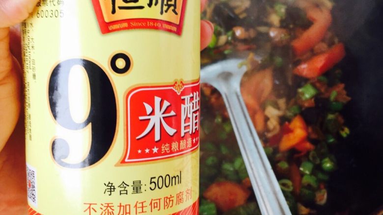 豆角炒肉拌面(新疆拌面),几滴醋 我不会喜欢吃酸一点的 虽然加了西红柿 但我还是喜欢在放点醋 不想➕醋的可以忽略这步………