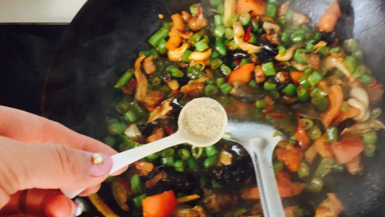 豆角炒肉拌面(新疆拌面),少许白胡椒………