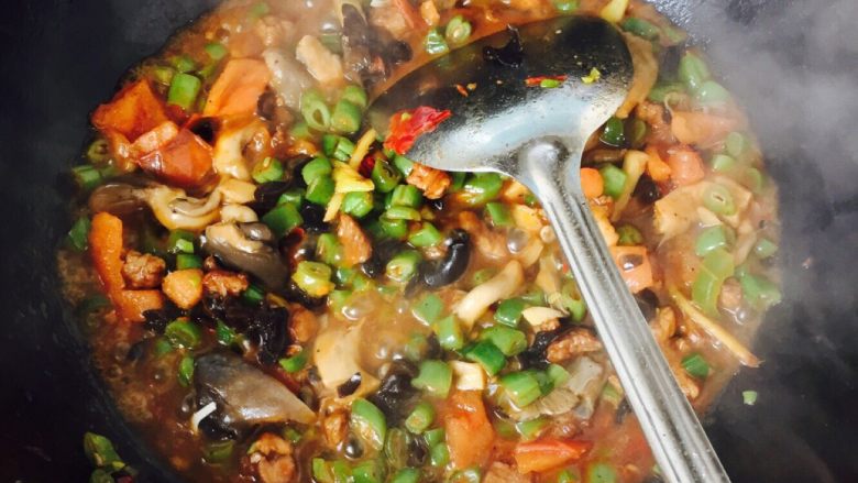 豆角炒肉拌面(新疆拌面),翻炒一下 加入适量的水 继续翻炒一下 等汤汁看着差不多继彪浓稠的时候放鸡精就炒好了(不要加太水 大概一汤勺就可以 如果不小心加多了 可以多炒一会儿收汁即可)………