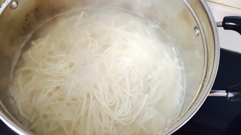 豆角炒肉拌面(新疆拌面),汤锅里放入面条煮熟 然后把面条放到准备好的凉水里………
