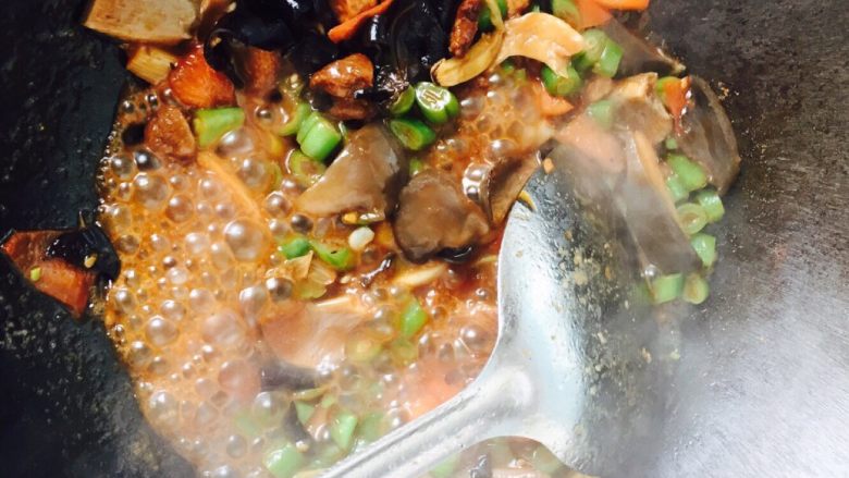 豆角炒肉拌面(新疆拌面),因为家里还有宝宝 所以我另外又炒了一锅菜 没有➕豆瓣酱 白胡椒………
