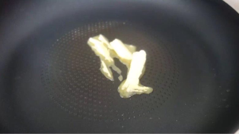 番茄肉酱意粉,热锅放橄榄油(没有橄榄油可以放黄油,以上都没有就放平时的食用油,不过会没那么香)。